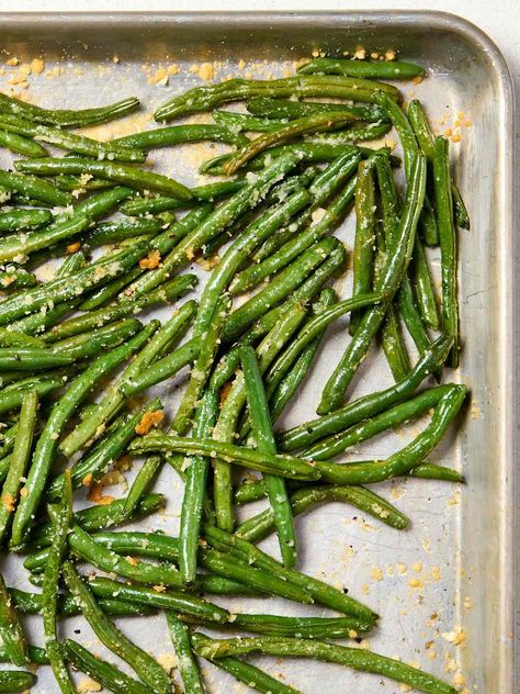 A baking sheet with roasted green beans Green Bean Sweet Potato, Roasted Green Beans Thanksgiving, Green Bean In Oven, Dilled Green Beans, Vegetable Side Dishes Green Beans, Roasted String Beans Recipe, Easy Roasted Green Beans, Broiled Green Beans, Best Roasted Green Beans