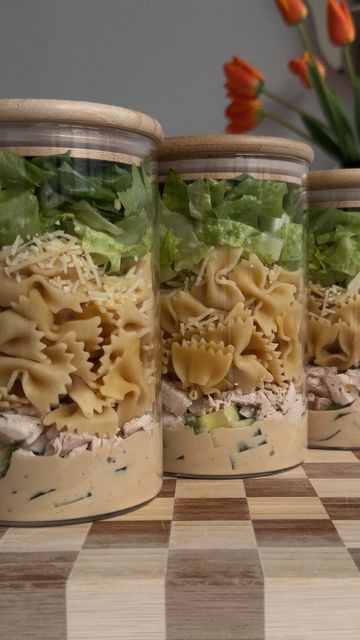 Marianna Moore on Instagram: "Chicken Caesar protein pasta salad jars!! Probably one of my favorite salad jar recipes to date… Ingredients: makes 4 jars 4 servings protein pasta my favorite is @barilla 1 rotisserie chicken, skin removed, chopped into small pieces 1 European cucumber, diced 4 cups chopped romaine 2/3 cup shredded Parmesan cheese For the dressing: 1/2 cup plain nonfat Greek yogurt 1/4 cup Parmesan cheese 1 tbsp lemon juice 1 tbsp Worcestershire sauce 1 tbsp minced garlic 2 tsp olive oil 1 tsp Dijon mustard 2 tbsp water Salt and pepper to taste Instructions: 1. Cook pasta according to package instructions then set aside to cool. 2. Chop the veggies, set aside, then chop your shred the chicken. 3. Prepare the dressing: I mixed everything together in the video then realiz Mason Jar Pasta Recipes, Pasta Salad Jar, Mason Jar Pasta Salad, Pasta In A Jar, Pasta Salad In A Jar, Cesar Pasta Salad, Pasta Jars, Salads In A Jar, Protein Pasta Salad