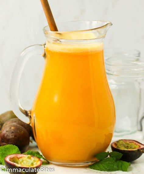 Mediterranean Diet Recipes Breakfast, Fruit Drinks Recipes, Passion Fruit Tea, Passionfruit Recipes, Fruit Juice Recipes, Boricua Recipes, Passion Fruit Juice, Homemade Juice, Perfect Summer Drink