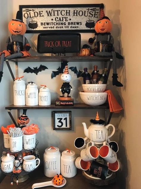 #coffee and #Halloween • #bats and pumpkins Halloween House Party Decorations, Halloween Coffee Bar, Recetas Halloween, Zombie Vampire, Halloween Decor Diy, Hallowen Ideas, Vampire Halloween, Halloween House Party, Halloween Tattoo