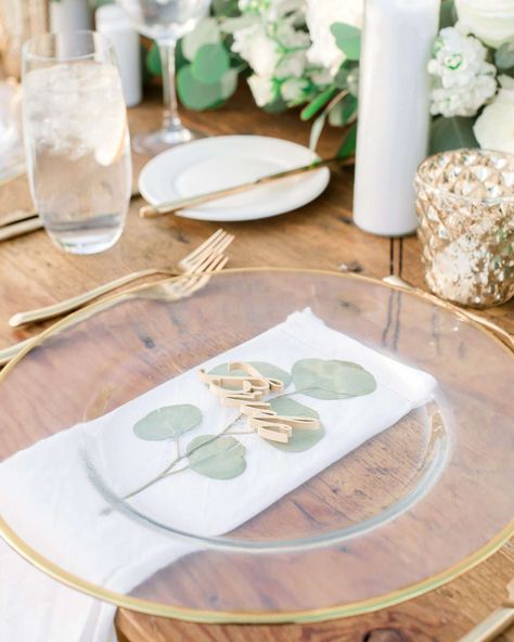 soft green eucalyptus under clear plates table setting Clear Plate, Alfresco Wedding, Wedding Toss, Clear Plates, Lush Wedding, Table Garland, Eucalyptus Wedding Invitation, Fragrant Plant, Wedding Plates