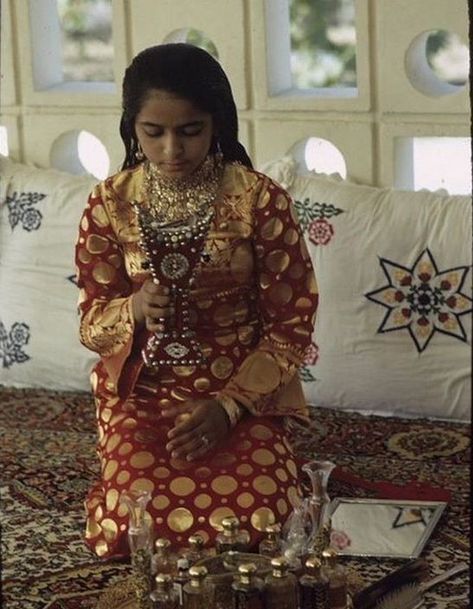 Hind bint Maktoum bin Juma Al Maktoum, 1979 History Uae, Arabian Women, Arab Culture, Classy Photography, She Girl, Fashion Marketing, Traditional Fashion, Couple Aesthetic, Wedding Photoshoot