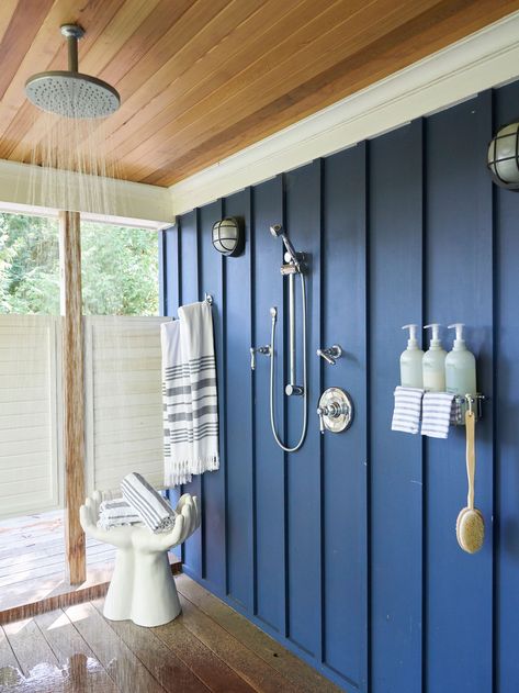 Rustic yet modern cottage outdoor shower with roof and a beautiful view. Click to see images of the entire lake house, by interior designer Kate Thornley-Hall. #bathrooms #outdoorshower #lakehouse #cottage Outdoor Pool Bathroom Ideas, Outdoor Shower Design, Pool Bathroom Ideas, Outdoor Pool Bathroom, Outdoor Toilet And Shower, Small Pool House, Outdoor Shower Ideas, Pool House Bathroom, Outside Showers