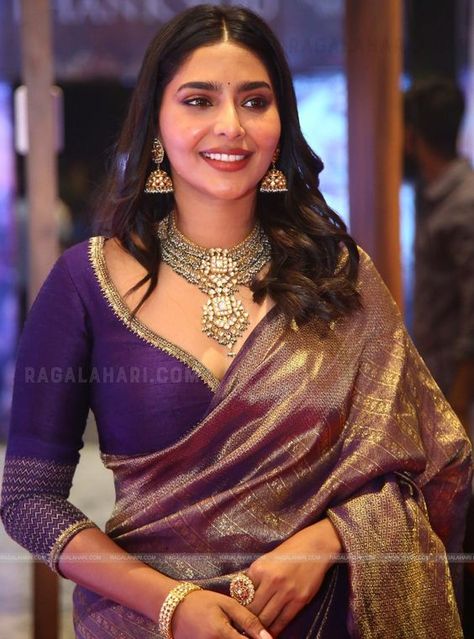 Aishwarya Lakshmi, I Movie, Aishwarya Lekshmi, Velvet Blouse Design, Ponniyin Selvan, Blouse Designs High Neck, New Saree Blouse Designs, Latest Model Blouse Designs, Fashionable Saree Blouse Designs