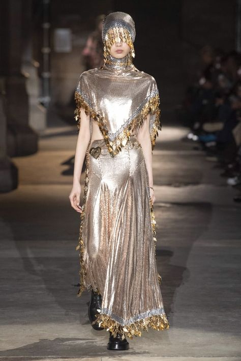 A Chainmail Look From the Paco Rabanne Fall 2020 Runway at Paris Fashion Week 2020 Runway, Graphic Dress, 2020 Fashion, Paco Rabanne, Fall Trends, Headdress, Design Inspo, New York Fashion, Paris Fashion