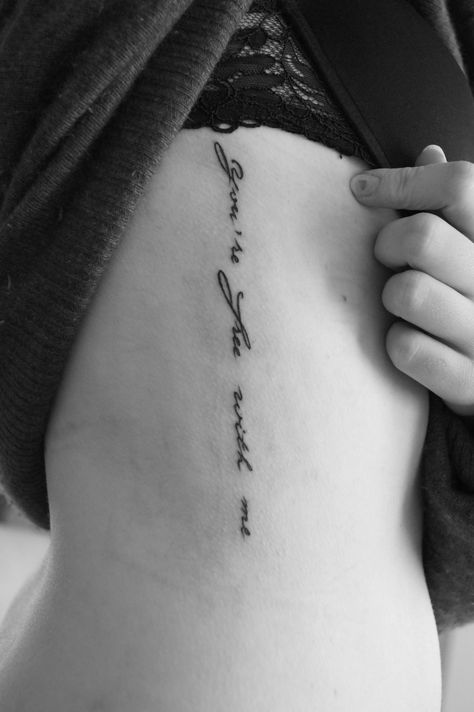 Tattoo Ideas Tumblr, Rib Tattoo Quotes, Quote Tattoos Placement, Tattoos On Side Ribs, Font Tato, Tattoo Script Fonts, Cage Tattoos, Ribcage Tattoo, Writing Tattoos