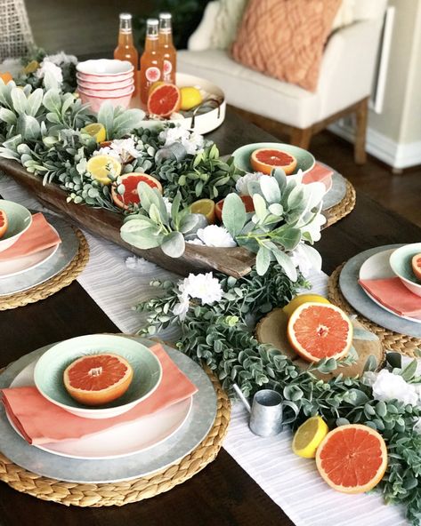 Easy Summer Styling Home Tour - Crisp Collective Summer Dining Table Decor, Summer Table Settings, Styling Home, Summer Centerpieces, Decor Ideas Bedroom, Georg Listing, Summer Dining, Summer Styling, Geek Decor