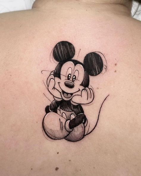 Sandra Rizos no Instagram: “❤️ M I C K E Y M O U S E ❤️ Agosto y septiembre casi completos, chiquis, aprovechad y pillad los últimos huecos. Ya mismito estamos de…” Disney Tattoos Mickey, Mickey Tattoo, Mickey Mouse Tattoo, Adventure Tattoo, Around Arm Tattoo, Minimalistic Tattoo, Shin Tattoo, Stitch Tattoo, Blue Rose Tattoos