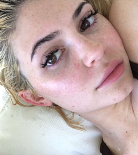 Kylie Jenner Freckles, Kylie Without Makeup, Kylie Jenner Lashes, Kylie Jenner Icons, Kylie Jenner Photoshoot, Evening Eye Makeup, Kylie Jenner Hair, Looks Kylie Jenner, Kylie Baby