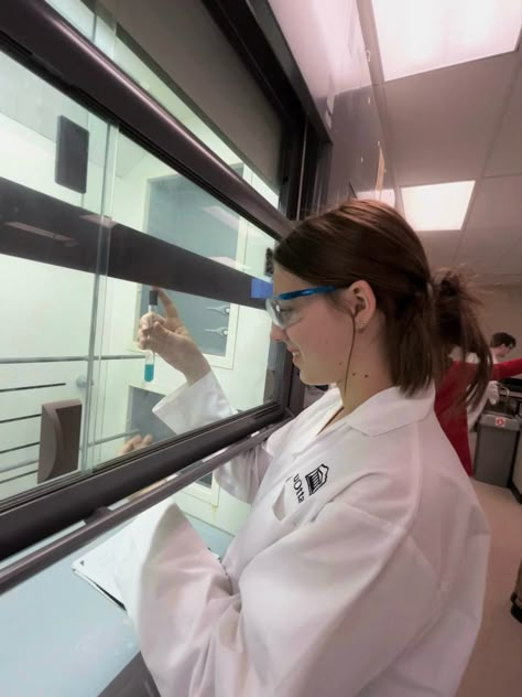 Science Lab Outfit, Chemistry Lab Coat, Lab Coat Aesthetic, Chemical Engineering Aesthetic, Lab Photoshoot, Lab Aesthetic, Biology Lab, Science Aesthetic, Chemical Engineer