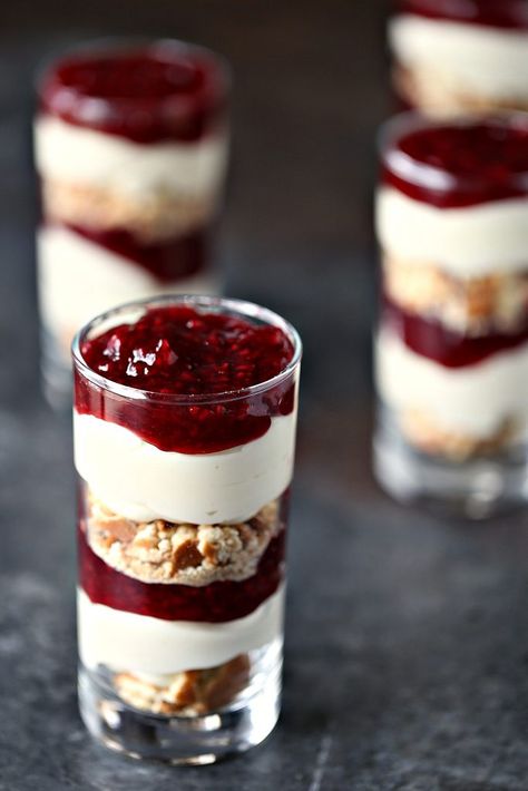 Rasberry Cheesecake, Cheesecake In A Glass, Lemon Raspberry Cheesecake, Raspberry Pie Filling, Shot Glass Desserts, No Bake Lemon, Mini Cups, Cheesecake Parfaits, Parfait Cups