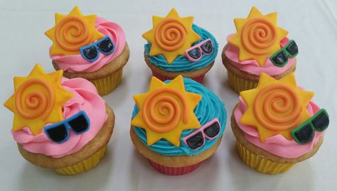 Hawian Theme Cupcakes, Pool Themed Cupcakes, Pool Party Cupcakes Girl, Splash Cupcakes, Beach Theme Cupcakes Birthday, Summer Birthday Cupcakes, Pool Party Cupcake Ideas, Summer Party Cupcakes, Pool Party Theme Birthday