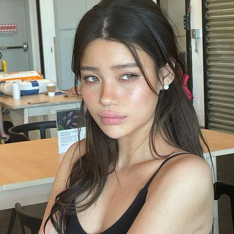 김해나 on Instagram: “hey :)” Hannah Kae, Tan Asian, Hannah Kim, Tan People, Tanned Makeup, Natural Glam, Asian Makeup, Tan Skin, Clear Skin