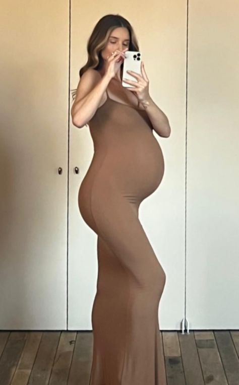 Rosie Huntington Whiteley Pregnant, Rose Huntington, Close Family, Tight Fitted Dresses, Rosie Huntington, Maternity Outfits, Jason Statham, Huntington Whiteley, Rosie Huntington Whiteley