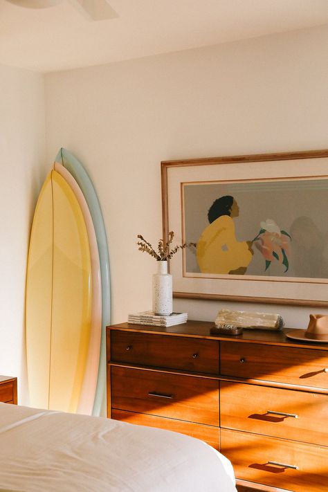 Mi Casa | Hanalei Reponty-Gudauskas - Pampa Journal Surfer Chic Style Home, Midcentury Beach Home, Surf Inspired Room, Surf Apartment Decor, Surf Shack Interior Design, Hawaii Aesthetic Home, Beach Bungalow Bedroom, Surf Cottage Style, Bedroom Surf Style