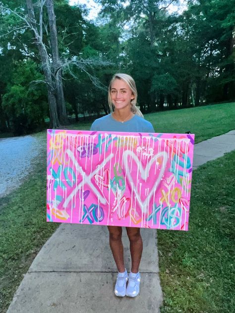 Preppy Spray Paint Art, Cute Spray Paint Art, Preppy Painting Collage, Preppy Graffiti Painting, Preppy Mural, Preppy Wall Paintings, Simple Preppy Paintings, Preppy Heart Painting, Xo Painting