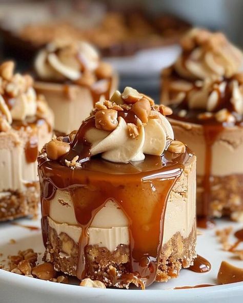 Peanut Butter Caramel Cheesecake, Peanut Butter Caramel Mini Cheesecakes, Best Fall Treats, Cheesecake Decorating Ideas, Cute Cheesecake, Cheesecake Ideas, Cheesecake Decoration, Cheesecake Caramel, Peanut Butter Caramel