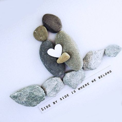 Stone Pictures Pebble Art, Pebble Art Family, Rock And Pebbles, Pebble Pictures, Art Rock, Stone Pictures, Create Diy, Stone Crafts, Beach Crafts