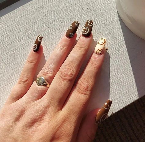 Acrylic nail design - neutral - smiley face design- autumn Brown Aesthetic Smiley Face, Brown Smiley Face Nails, Artsy Nail Ideas, Smiley Acrylic Nails, Artsy Acrylic Nails, Smiley Face Acrylic Nails, Nails Brown And White, Brown Acrylic Nails Design, Artsy Nails Designs