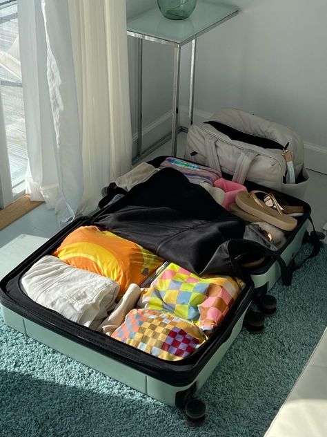 packing cubes are a must! Baggu Fanny Pack, Light Packing Tips, Minimalist Packing, Charleston Travel, Suitcase Organization, Packing Essentials, Packing Luggage, Honeymoon Outfits, Travel Necessities