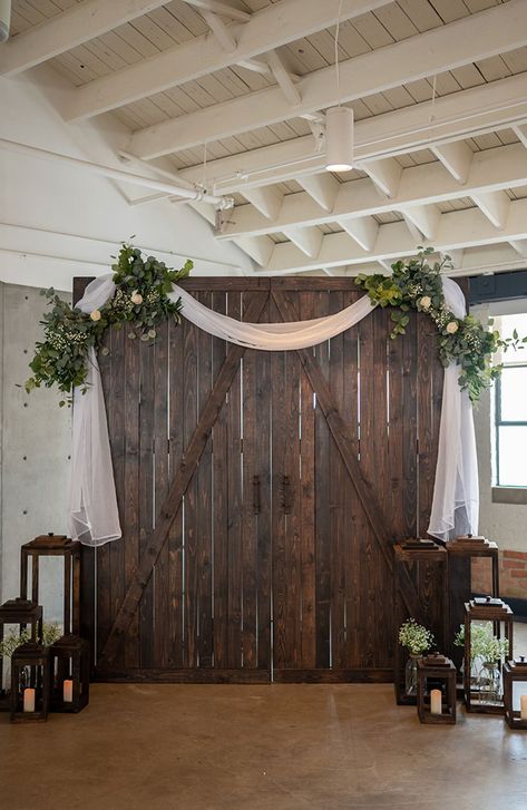 Pallet Backdrop With Flowers, Barn Door Photo Backdrop, Homemade Wedding Arch Rustic, Barn Door Wedding Backdrop, Barn Door Wedding Entrance, Barn Wedding Backdrop, Rustic Wedding Photo Booth, Wood Backdrop Wedding, Barn Door Backdrop