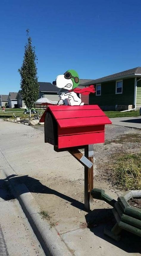 Snoopy Mailbox Diy, Funny Mailbox Ideas, Snoopy Mailbox Ideas, Funky Mailbox Ideas, Cool Mailbox Ideas Unique, Mailbox Painting Ideas, Unique Mailbox Ideas, Snoopy Mailbox, Mailbox Wood