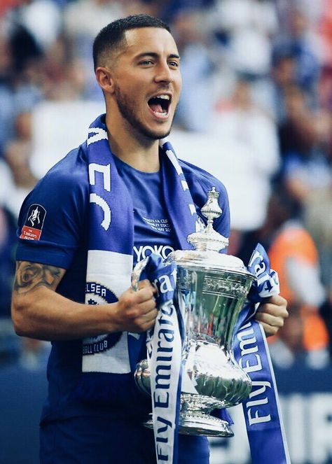 Hazard with FA trophy Chelsea Football Team, Eden Hazard Chelsea, Hazard Chelsea, Chelsea Wallpapers, Chelsea Fans, Fc Chelsea, Best Football Players, Soccer Tips, Eden Hazard