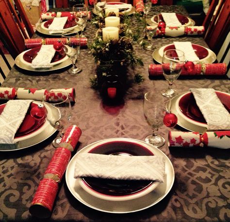 Christmas table setting with "crackers" beside plate. Alternative To Christmas Crackers, Christmas Table Set Up, Homemade Christmas Crackers, Origin Of Christmas, Amazing Christmas Trees, Holiday Decor Thanksgiving, Simple Table Settings, Christmas Table Setting, Easy Christmas Treats