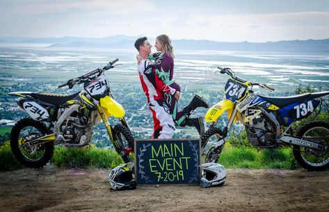 Dirt bike wedding announcements Atv Wedding Photos, Dirtbike Wedding Ideas, Dirtbike Wedding Photos, Dirt Bike Wedding Ideas, Dirt Bike Engagement Pictures, Dirt Bike Couple Pictures, Moto Wedding, Bike Bedroom, Motocross Wedding