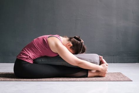 Feeling full after that last meal? Don't fret. This yoga pose can help ease the bloating, the stress, and the other discomfort that comes with overeating. Seated Forward Fold, Kundalini Yoga Poses, Yoga Kundalini, Vanessa Bryant, Forward Fold, Yoga Iyengar, Lower Abdomen, Improve Balance, Restorative Yoga