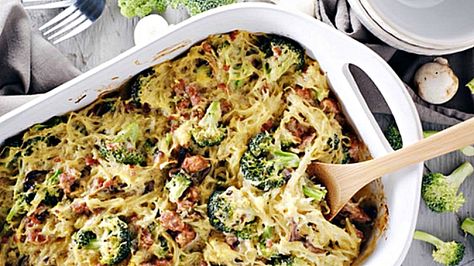 This creamy garlic spaghetti squash casserole is so saucy and delicious! Do you long for a creamy, dairy-free sauce packed with garlicky goodness? Well, look no more! Plus, this dish is made with spaghetti squash, which is a much healthier casserole option. Go ahead, get your squash on, and make a b… Dairy Free Spaghetti, Creamy Garlic Spaghetti Squash, Creamy Garlic Spaghetti, Paleo Spaghetti Squash Casserole, Garlic Spaghetti Squash, Dairy Free Sauces, Garlic Spaghetti, Spaghetti Squash Casserole, Spaghetti Casserole