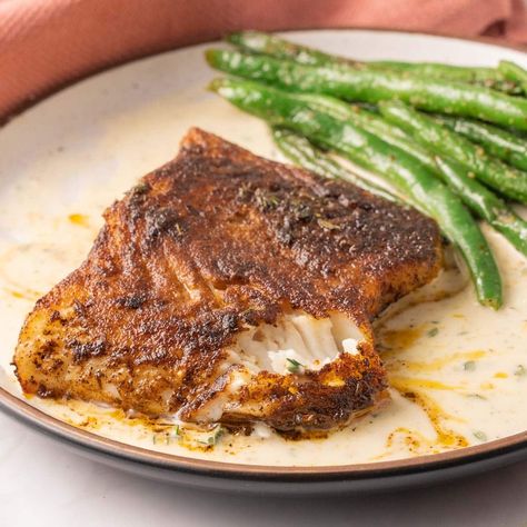 Blackened Chilean Sea Bass w/Garlic Sauce ⋆ Chilean Sea Bass Recipe Baked, Baja Sauce, Caveman Diet Recipes, Sea Bass Recipes, Fish Entrees, Lime Sauce, Fish Dinner, Carb Meals, Creamy Garlic