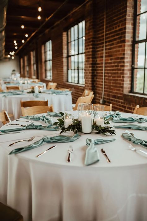 Mint Green Wedding Table Decor, Mint Green And White Wedding Decor, Mint Green And Black Wedding Theme, Mint Green Decor Wedding, Wedding Mint Green Decoration, Mint Green Wedding Theme Color Schemes, Light Green Wedding Decor, Mint Wedding Decorations, Mint Wedding Theme