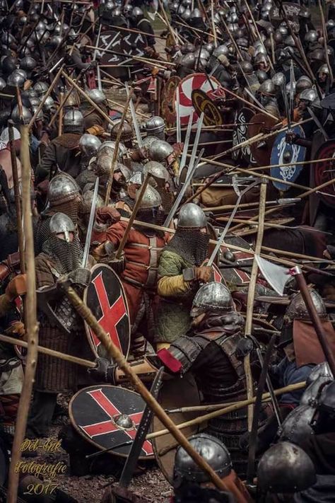 Slavs and Vikings Festival Wolin 2017 / Samstag  Photo credits: Del-Ink / Fotografie Saxon History, Symbole Viking, Viking Armor, Viking Life, Ancient Warfare, Historical Armor, Armadura Medieval, Medieval World, Fantasy Battle