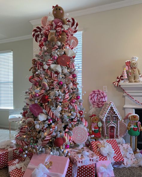 Gingerbread Christmas Tree, Candy Christmas Tree, Whimsical Christmas Trees, Christmas Decorations Diy, Gingerbread Christmas Decor, Christmas Tree Decorating Themes, Deco Rose, Candy Land Christmas Decorations, Candy Land Christmas Tree