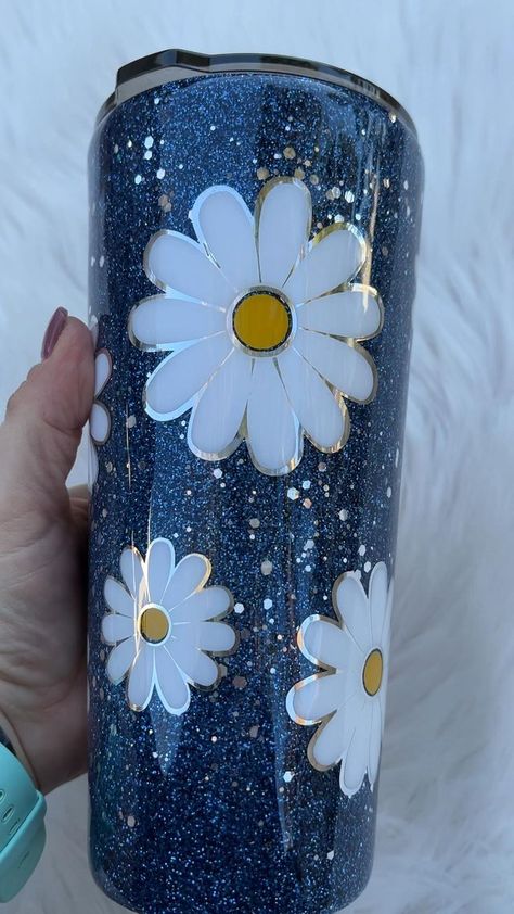 Summer Tumbler Ideas, Blue Glitter Tumbler, Cricut Tumbler, Daisy Tumbler, Glitter Tumbler Ideas, Resin Cups, Tumblr Cup, Cricut Cups, Tumbler Cups Personalized