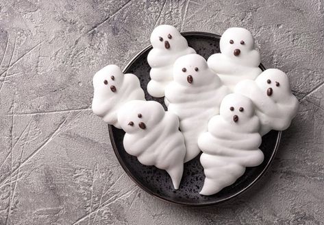 Meringue Ghosts, Ghost Meringues, Chocolate Dirt, Dirt Dessert, Spicy Chili Recipe, Ghosts And Pumpkins, Candy Corn Cookies, Cute Halloween Treats, Pumpkin Pie Ice Cream