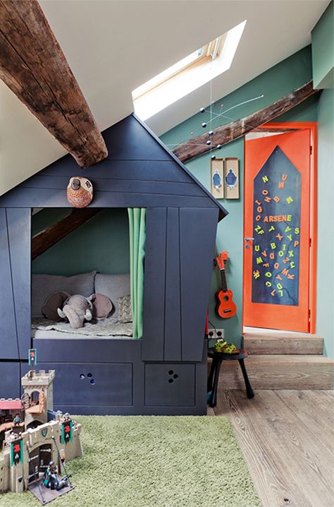 A little boy in Paris with a seriously cool bedroom Indoor Playhouse, Attic Renovation, Apartment In Paris, Attic Bedroom, Attic Rooms, Hus Inspiration, House Bed, Cozy Nook, Awesome Bedrooms