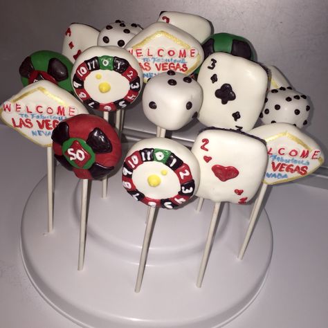 Casino Themed Cake Pops www.FriscoCakePopShop.com www.facebook.com/FriscoCakePopShop www.instagram.com/FriscoCakePopShop Prom Snacks, Casino Theme Cake, Casino Cake, Themed Cake Pops, Smash Box, Casino Birthday, Casino Night Food, Casino Night Fundraiser, Party Food Themes