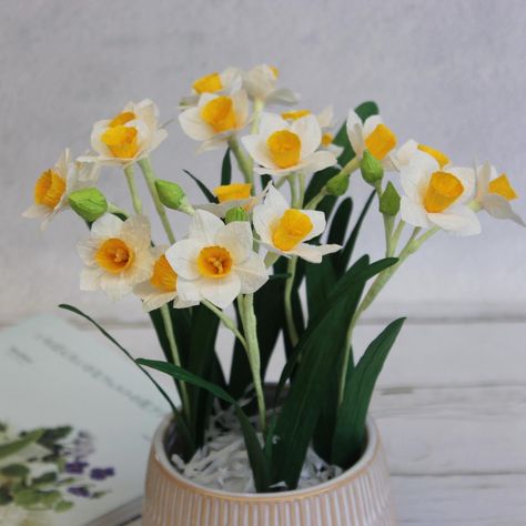 A video tutorial of how to make realistic looking Chinese daffodils by paper Diy Flower Decor, Paper Daffodils, Make Paper Flowers, How To Make Paper Flowers, Make Paper, Paper Flower Tutorial, Paper Material, Paper Flowers Diy, Flower Decor