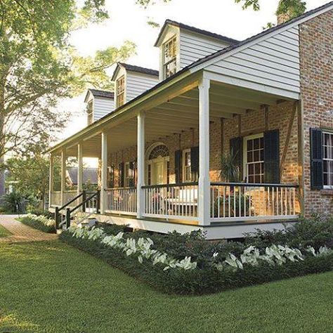 Neat and tidy Porch Landscaping, Asma Kat, Creative Landscape, Farmhouse Landscaping, Farmhouse Front Porches, Casa Exterior, Farmhouse Front, House With Porch, Porch Design