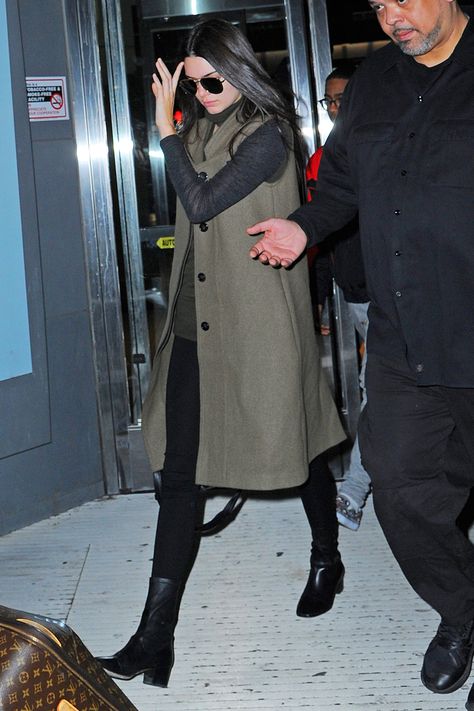 4 February Kendall Jenner was seen in New York wearing a sleeveless, army green Tome coat and a Givenchy bag. - HarpersBAZAAR.co.uk Sleeveless Coat Outfit, Long Coat Street Style, Camo Street Style, Turtleneck Street Style, Army Green Coat, Japan Outfits, 8 February, Winter Coat Outfits, Sleeveless Trench