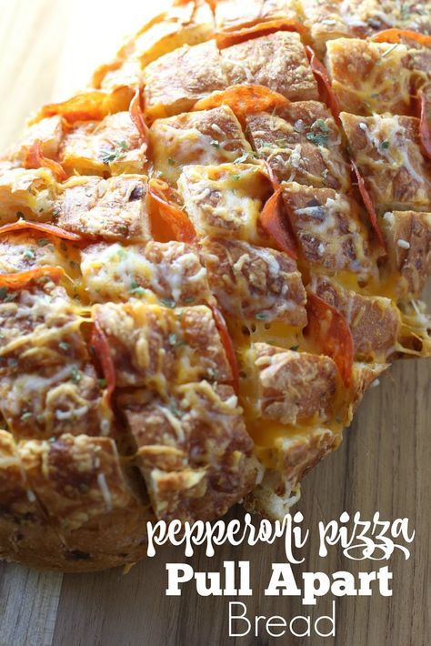 Cheesy Pizza Pull-a-part Garlic Bread with Pepperoni Pizza Pull Apart Bread, Pizza Pull Apart, Pull Apart Recipes, Taco Ring, Pepperoni Bread, Pull Apart Pizza, Pepperoni Recipes, Princess Pinky Girl, Cheesy Pizza