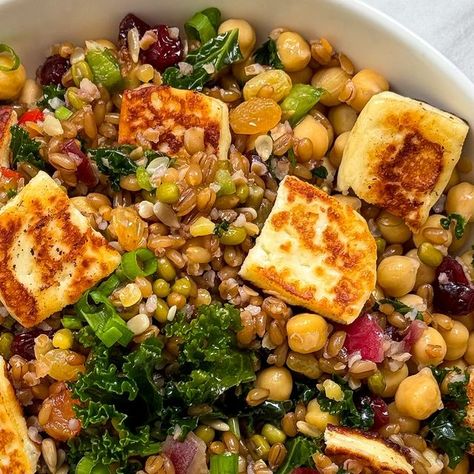 Aleyda Batarse on Instagram: "NEW recipe!✨This Farro Halloumi Salad with chickpeas and kale is the hearty grain bowl you need for all your warm weather outdoor meals, work lunches or picnic baskets. It’s perfectly convenient and can be enjoyed either warm or cold.. the crispy, pan-fried halloumi takes it over the top!🔥
Inspired by some of my fave salad bar options; I added chickpeas + lentils for extra plant-protein, as well as crunchy and briny halloumi cheese! PSA: The olive-oil, lemon and honey mustard dressing is *chef’s kiss* divine and I can gulp it in industrial amounts, just pass a spoon. Recipe deets below!👇🏻 👇🏻 

Ingredients
Farro & Grains
1 cup whole grain farro
2 cups water, or vegetable broth or bone broth for flavor!
2 bay leaves (to cook the farro, adds depth!)
1 teaspo Halloumi Bowl, Farro Salad Vegan, Crispy Farro Salad, Halloumi Farro Salad, Farro Veggie Salad, Mushroom Farro Salad, Fried Halloumi, Halloumi Salad, Grain Salad