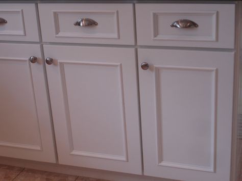 Add some molding and new fixtures to update those boring flat cabinets Flat Kitchen Cabinet Doors, Flat Kitchen Cabinets, Flat Panel Kitchen Cabinets, White Kitchen Cabinet Doors, Cabinet Door Makeover, Flat Panel Cabinet, Panel Kitchen Cabinets, Flat Cabinets, Metal Kitchen Cabinets