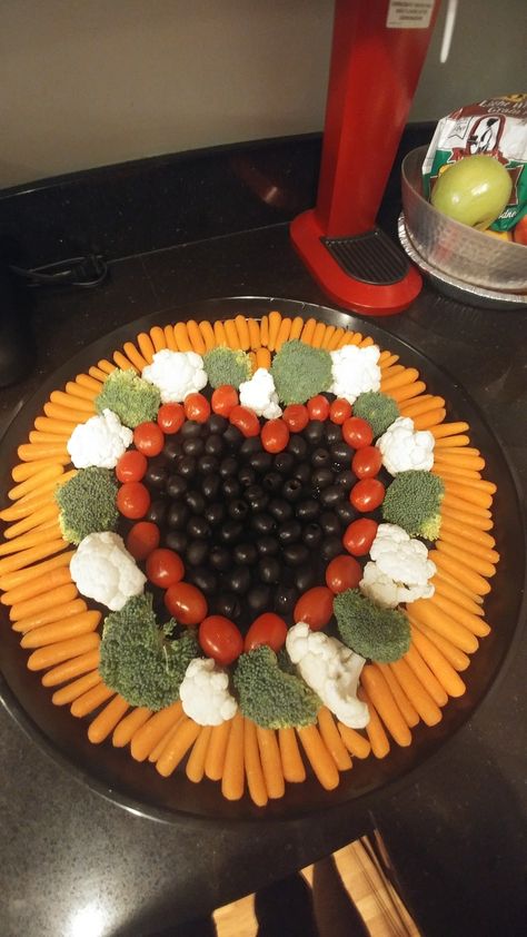 Valentine Veggies For Kids, Fruit Tray For Valentines Day, Valentines Veggie Tray, Valentine Snack, Valentines Party Food, Valentines Snacks, Healthy Valentines, Wedding Appetizers, Vegetable Design