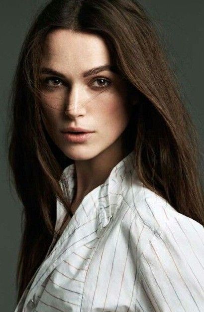 Kiera Knightly Make Up, Keira Knightley Aesthetic, Kiara Knightly, Keira Knightley Makeup, Hairstyles To Wear With A Hat, Kira Knightly, Celebrity Headshots, Keira Knightley Hair, Queen David Bowie