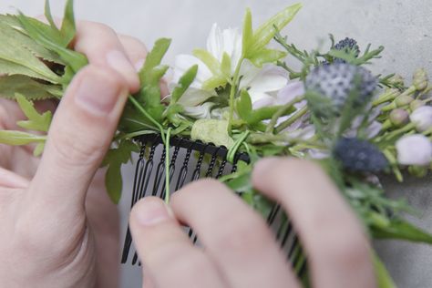 And my obsession with flowers continues -- this time with pretty silk flowers courtesy of Bunny Garden. Since outdoor shoots and easy natural looks are on trend right now, I thought this simple hair accessory would be the perfect project for all you crafty brides-to-be. Flower combs are much easier and more practical to make with silk… Diy Floral Hair Comb, Diy Dried Flower Hair Comb, Diy Hair Comb, Flower Crown Tutorial, Bunny Garden, Bride And Breakfast, Flower Braids, Floral Comb, Bridal Decorations