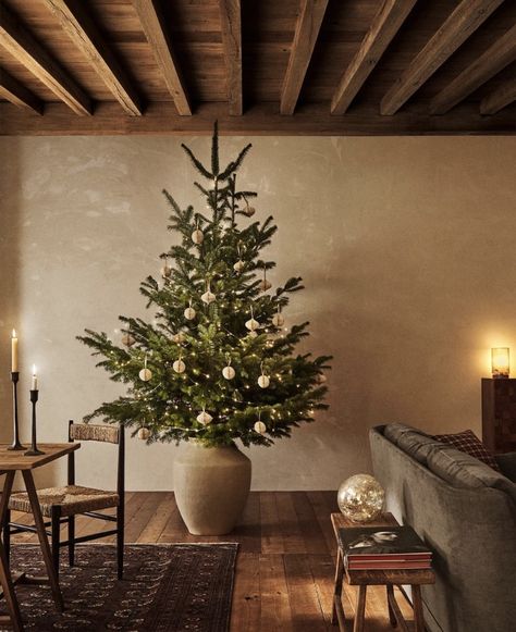 Zara Home Christmas 2022, Zara Home Christmas, Concrete Effect Paint, Scandinavian Christmas Decorations, Look Zara, Christmas Dining Table, Elegant Christmas Trees, Colonial Christmas, Christmas Interiors