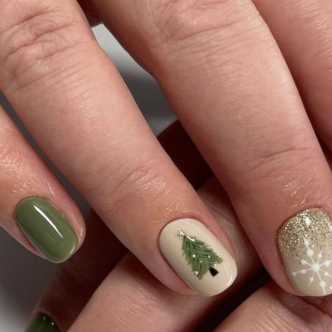 2023 christmas nails trending nails cute simple Nails Cute Simple, Christmas Tree Nails, Nails Trending, Trending Nails, Nails Cute, 2023 Christmas, Christmas Music, Holiday Nails, Christmas Nails